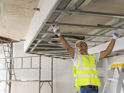 hombre-vista-frontal-trabajando-vistiendo-equipo-proteccion